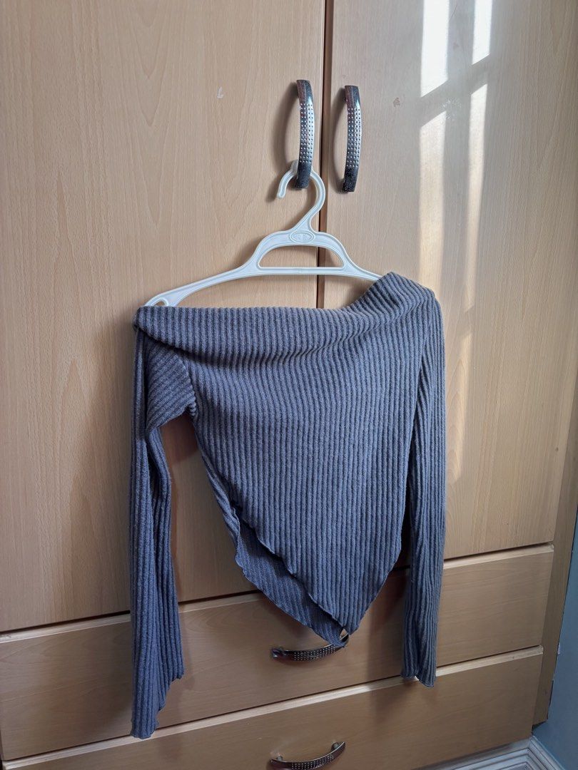 Grey Ribbed Asymmetrical Long Sleeve Top (Category: Longsleeves) located in Santa Rosa. Submitted by lovedby_frankocean (Listing ID 1458571994, Image 1). Description: .