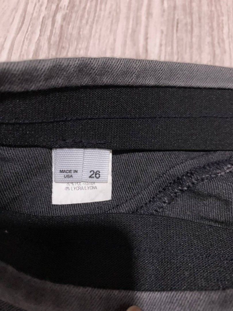 Helmut Lang Skinny Jeans (Category: Jeans) located in Quezon City. Submitted by imaginarythrifter (Listing ID 1458659674, Image 3). Description: Excellent Condition No flaws Ready to wear Size 26 on tag Measurement Waist 26 up to 30 ( stretchy ) Length 40 Leg opening 5.3 Slight negotiable Can ship Nationwide Shipping not included.