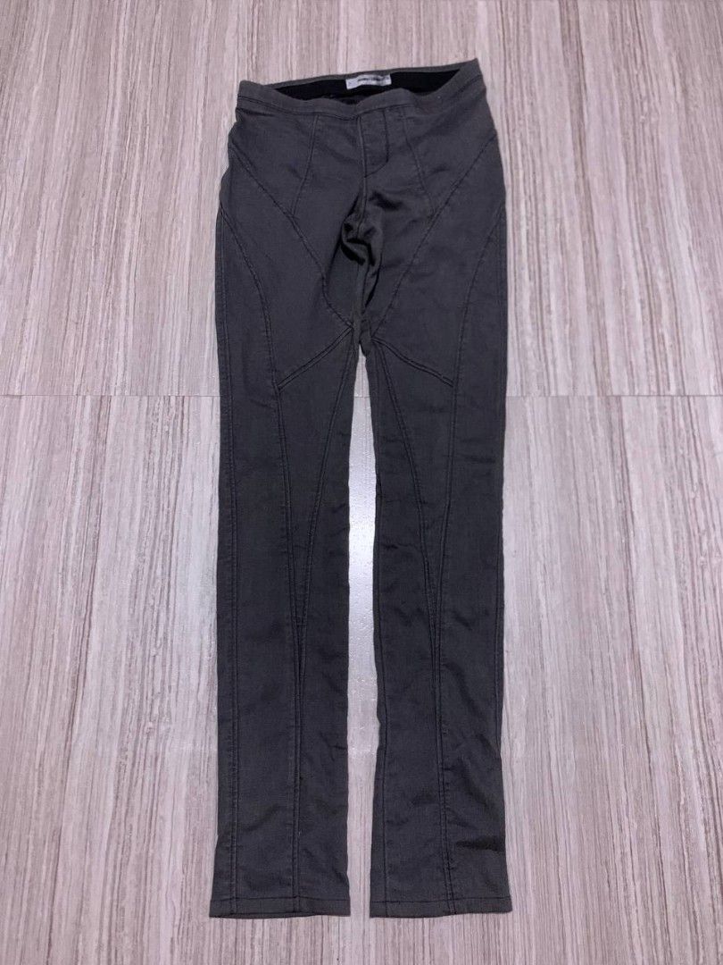 Helmut Lang Skinny Jeans (Category: Jeans) located in Quezon City. Submitted by imaginarythrifter (Listing ID 1458659674, Image 1). Description: Excellent Condition No flaws Ready to wear Size 26 on tag Measurement Waist 26 up to 30 ( stretchy ) Length 40 Leg opening 5.3 Slight negotiable Can ship Nationwide Shipping not included.
