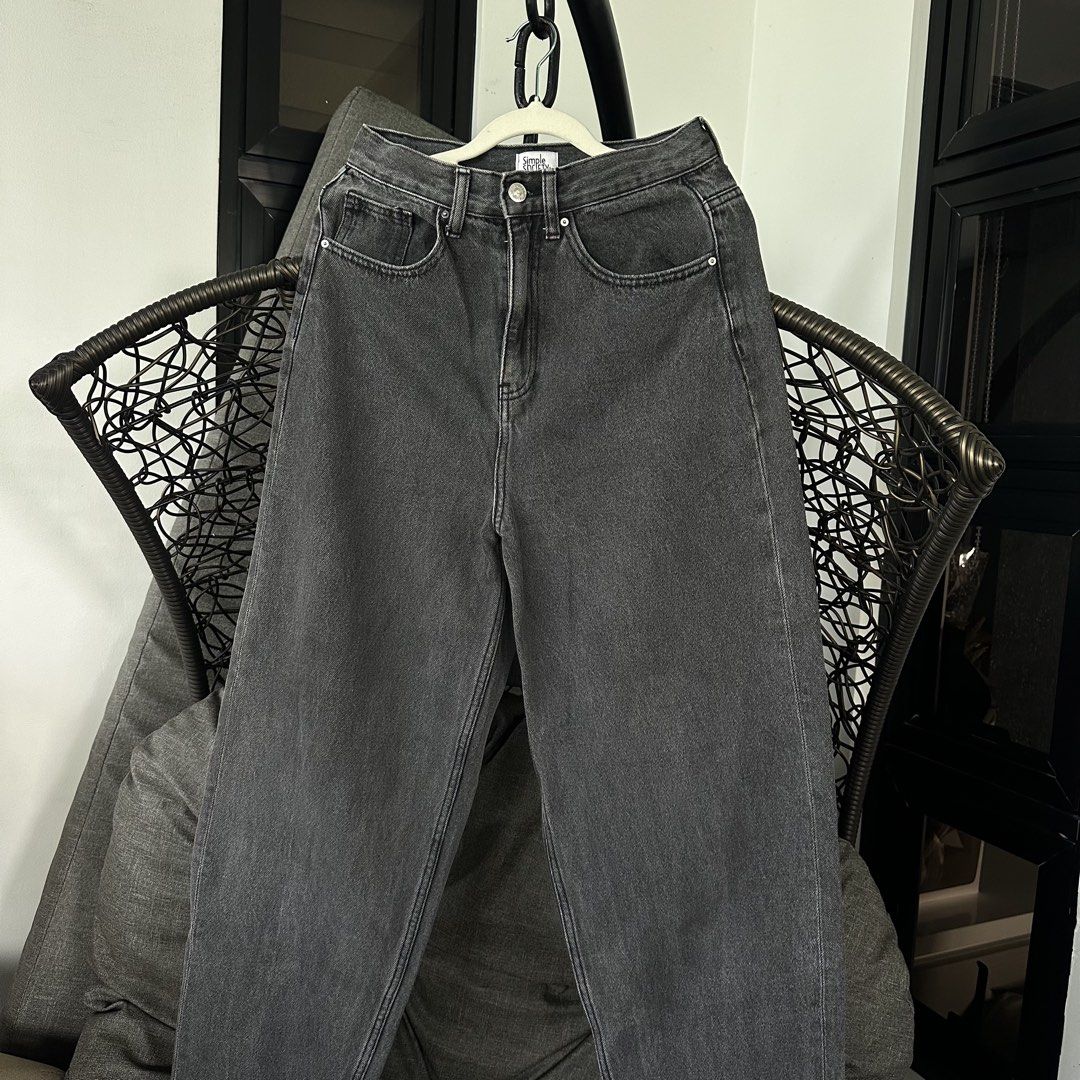 Highwaist Wideleg Pants (Category: Jeans) located in San Fernando. Submitted by keepitcozy (Listing ID 1458533487, Image 3). Description: Dark Gray to Black Highwaist Pants Waist 28-29 inches Length 40 Super nicee.