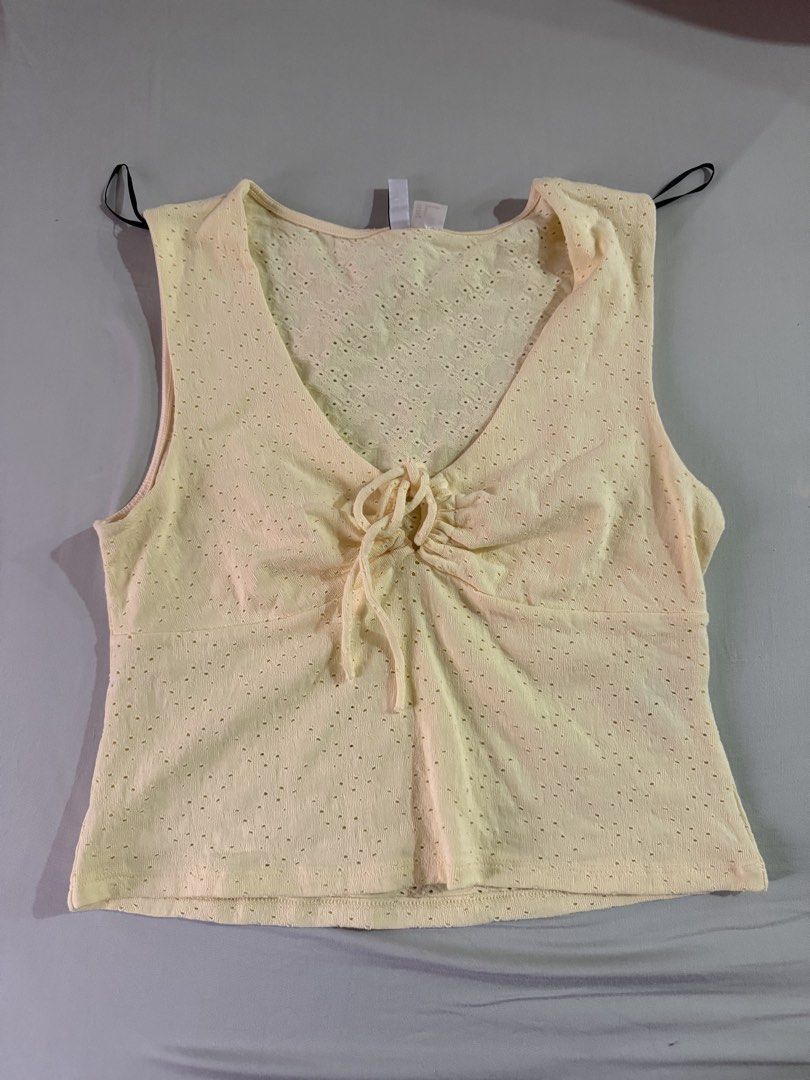 H&M Butter Yellow Dotted Top (Category: Sleeveless) located in Quezon City. Submitted by hotskittles9 (Listing ID 1458584686, Image 1). Description: Never been worn but tags have been cut off Made of stretchy material Fits L-XL.
