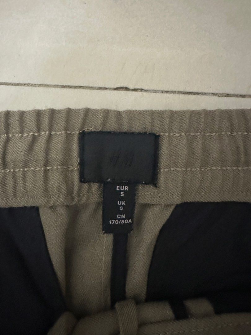H&M Chino Pants Khaki (Category: Chinos) located in Santa Rosa. Submitted by jeloboi (Listing ID 1458664332, Image 3). Description: Waist: 30-33 Length: 35 in Leg Opening: 7.5 in.