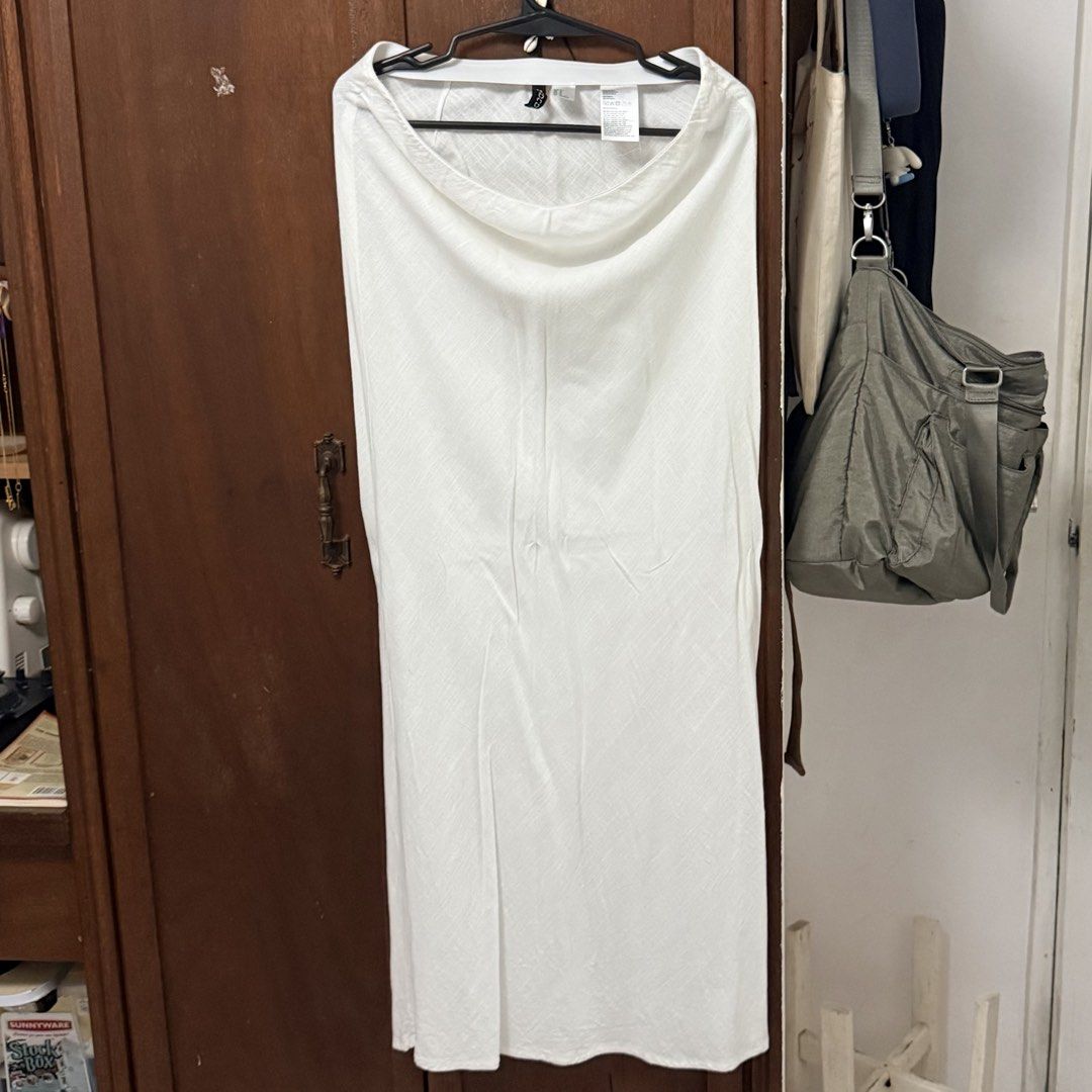 h&m linen blend long skirt (Category: Skirts) located in San Pablo. Submitted by decluttx (Listing ID 1458542001, Image 2). Description: size L height reference: 5'6.5.