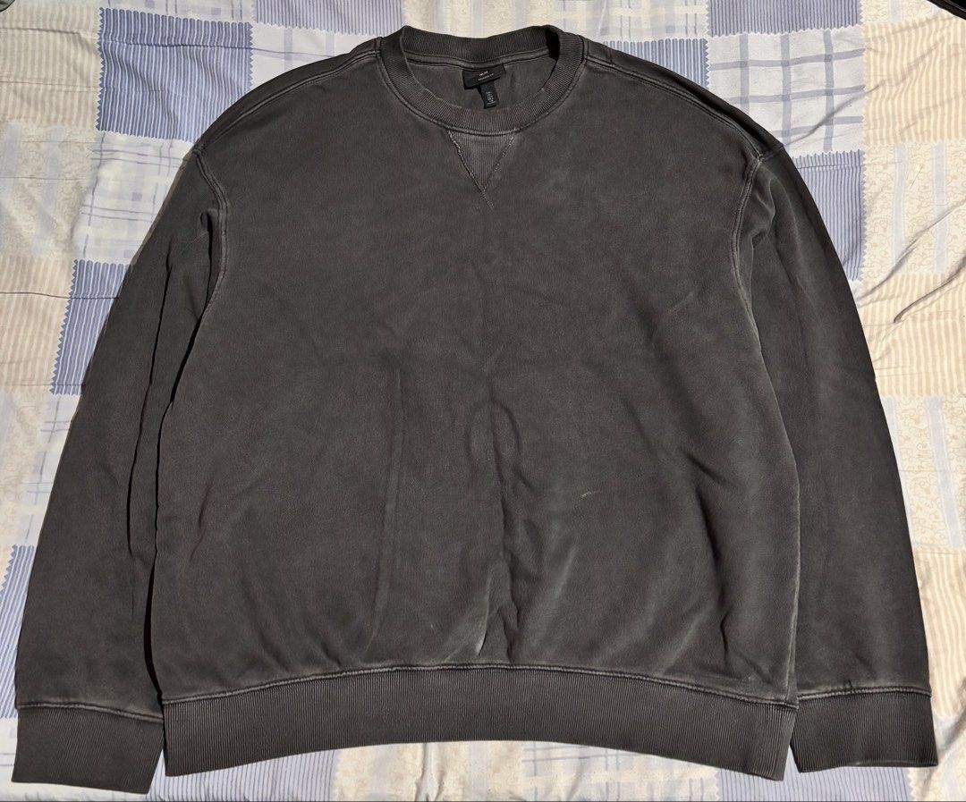 H&M Relaxed Fit Grey Washed Sweatshirt (Category: Coats, Jackets and Outerwear) located in Binan City. Submitted by mjobrador240056 (Listing ID 1458553825, Image 1). Description: H&M sweater relaxed fit Size Large Original color not faded Bought for 1500 Selling for ₱700 Biñan loc Can ship through lalamove or j&t.