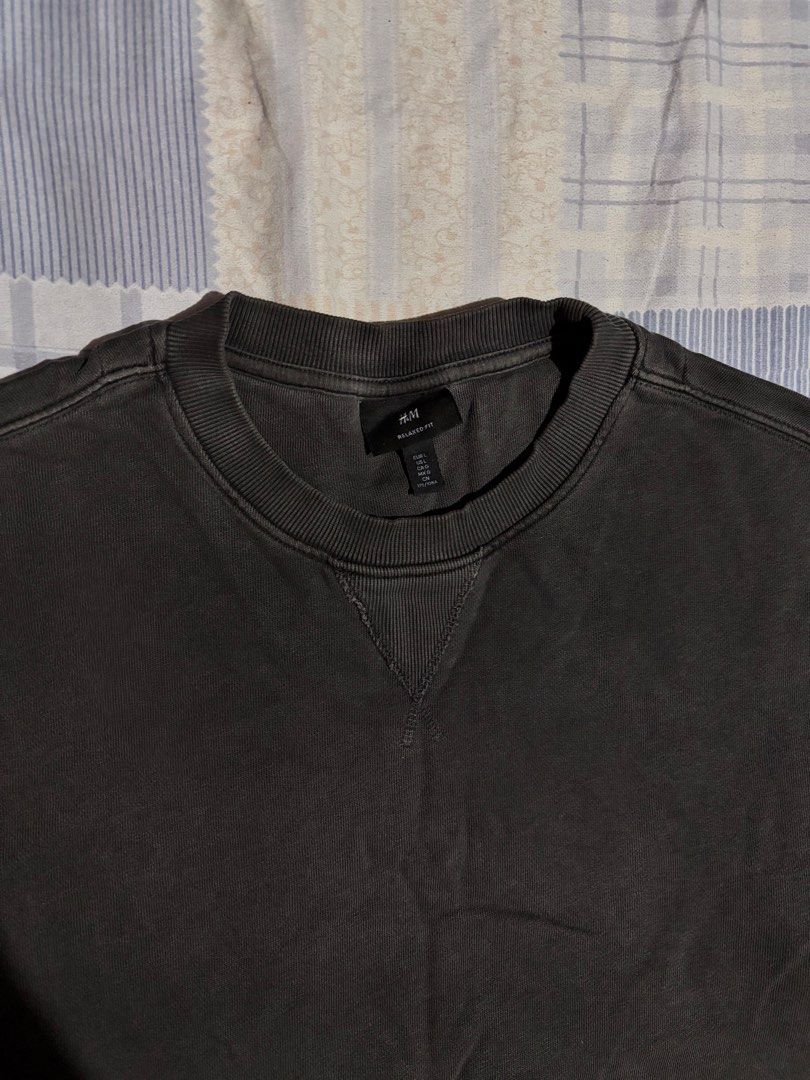 H&M Relaxed Fit Grey Washed Sweatshirt (Category: Coats, Jackets and Outerwear) located in Binan City. Submitted by mjobrador240056 (Listing ID 1458553825, Image 2). Description: H&M sweater relaxed fit Size Large Original color not faded Bought for 1500 Selling for ₱700 Biñan loc Can ship through lalamove or j&t.