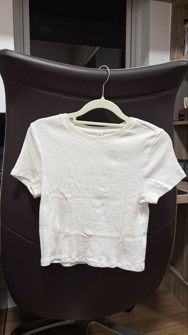 H&M White Ribbed Cropped T-shirt (Category: Shirts) located in Makati City. Submitted by elleydeclutters (Listing ID 1458652394, Image 1). Description: - Basic white ribbed cropped t-shirt - Short sleeves - Crew neck - Simple and versatile - Easy to dress up or down - Perfect for layering or wearing solo - Matches everything in your closet.