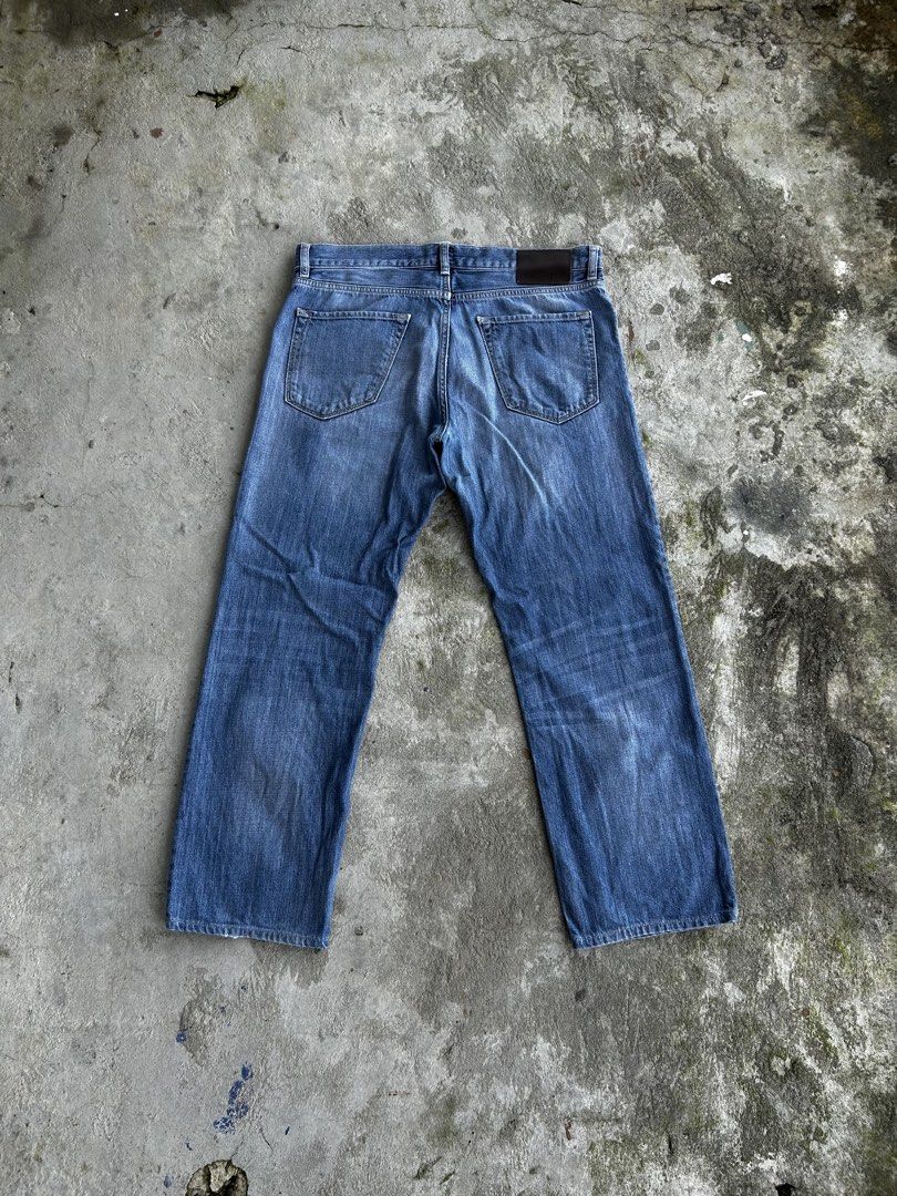 Hugo Boss Maine Regular Fit Jeans (Category: Jeans) located in Balanga. Submitted by nothingtohold.co (Listing ID 1458682728, Image 2). Description: Hugo Boss Maine Regular Fit Jeans 34/34 on tag | 32 up to 36 waistline | 38.5 length | 8.5 leg opening | 9.5 condition Issue: minor heel drag, need wash Gcash | jnt | bataan Vouch~vc.