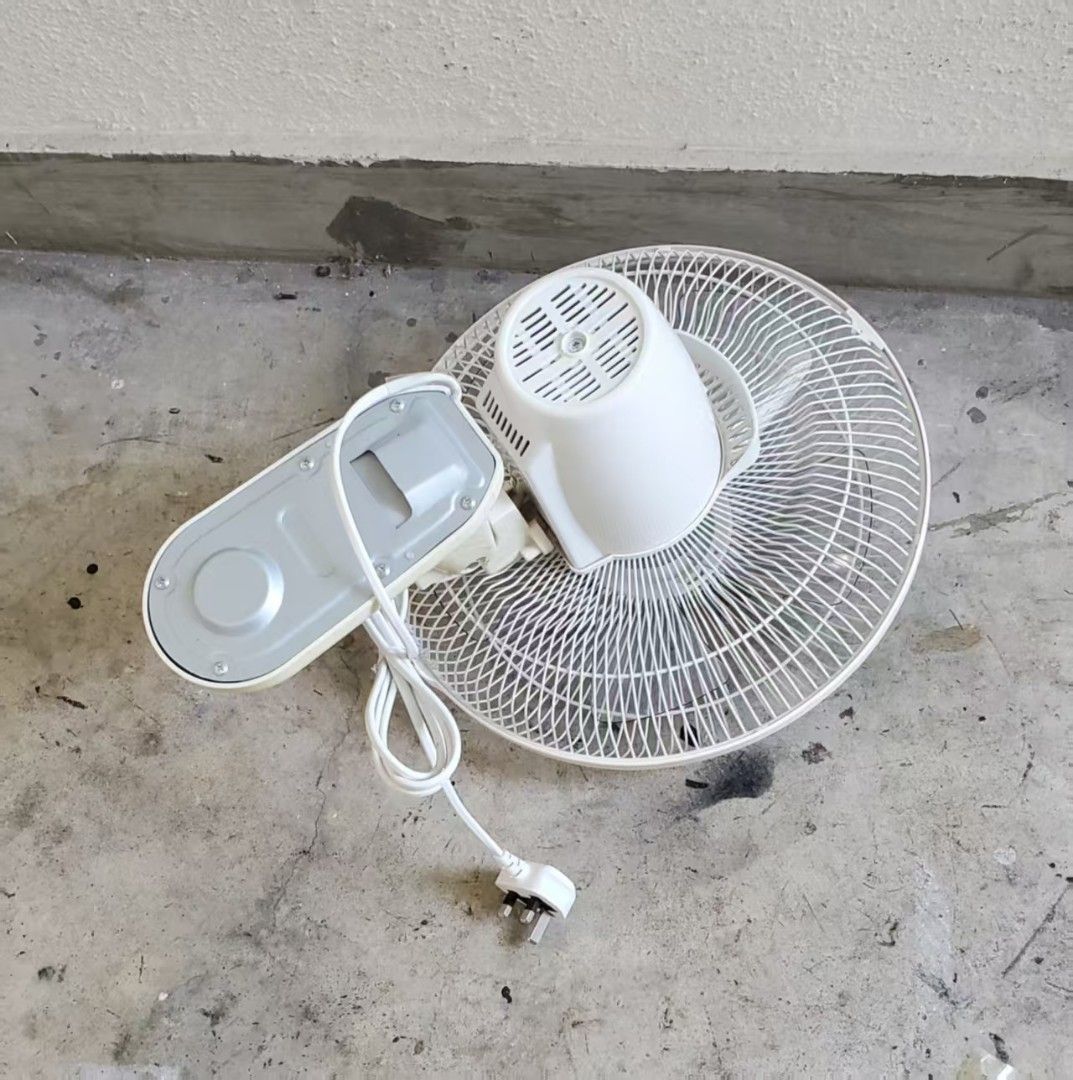 Imarflex IFW-30WR 掛牆風扇 （分類：風扇）位於 Hong Kong。 由 chloeweee123 提交（商品編號 1458597121，圖片 2）。簡介： Imarflex 掛牆風扇，型號IFW-30WR。220V~50Hz，50W。有三個風速選擇，仲可以左右搖擺送風。操作簡單，開關同埋風速調較都喺個掣度。適合擺喺屋企或者 office 用。。