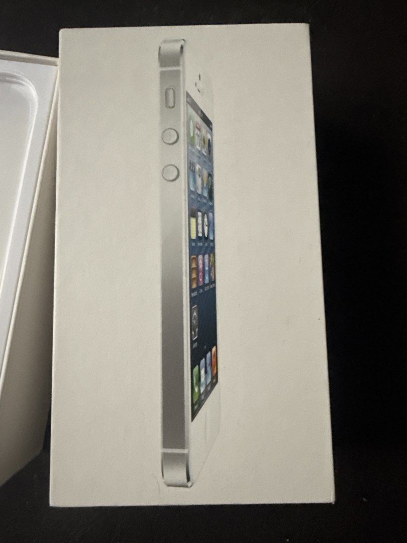 iPhone 5 Empty Box Only (Category: Others) located in Paranaque City. Submitted by goldboxph (Listing ID 1458580894, Image 1). Description: White .