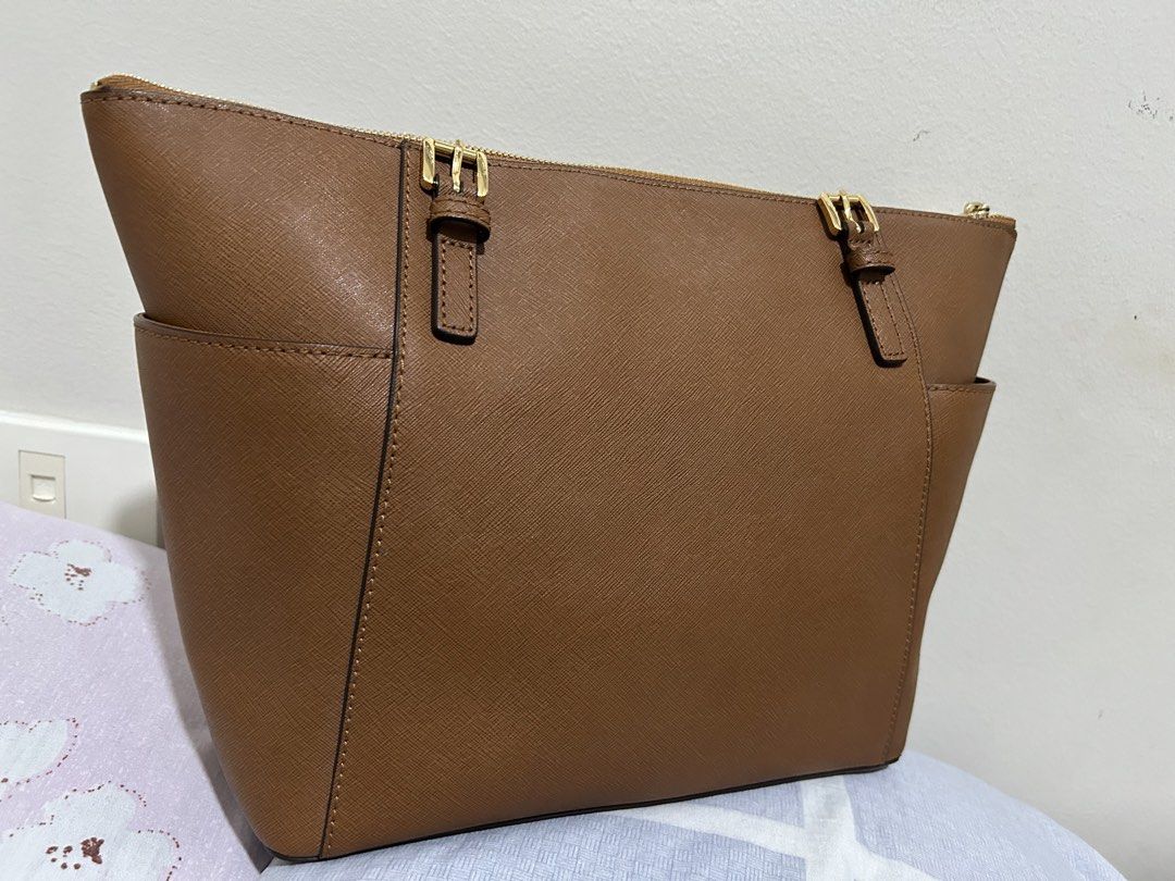 JET SET SHOULDER SAFFIANO (Category: Luxury Bags & Wallets) located in Quezon City. Submitted by dropshopselections (Listing ID 1458663981, Image 3). Description: original approx 27 x 26 x 11 cm.
