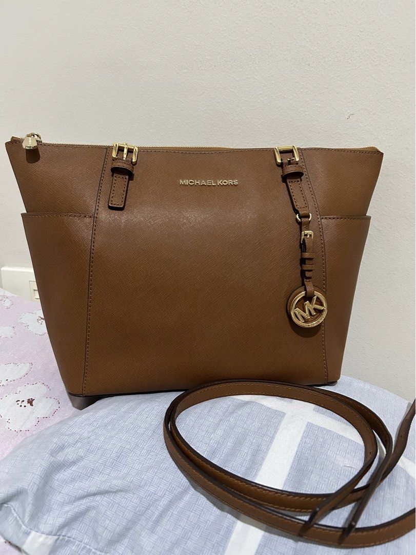JET SET SHOULDER SAFFIANO (Category: Luxury Bags & Wallets) located in Quezon City. Submitted by dropshopselections (Listing ID 1458663981, Image 1). Description: original approx 27 x 26 x 11 cm.