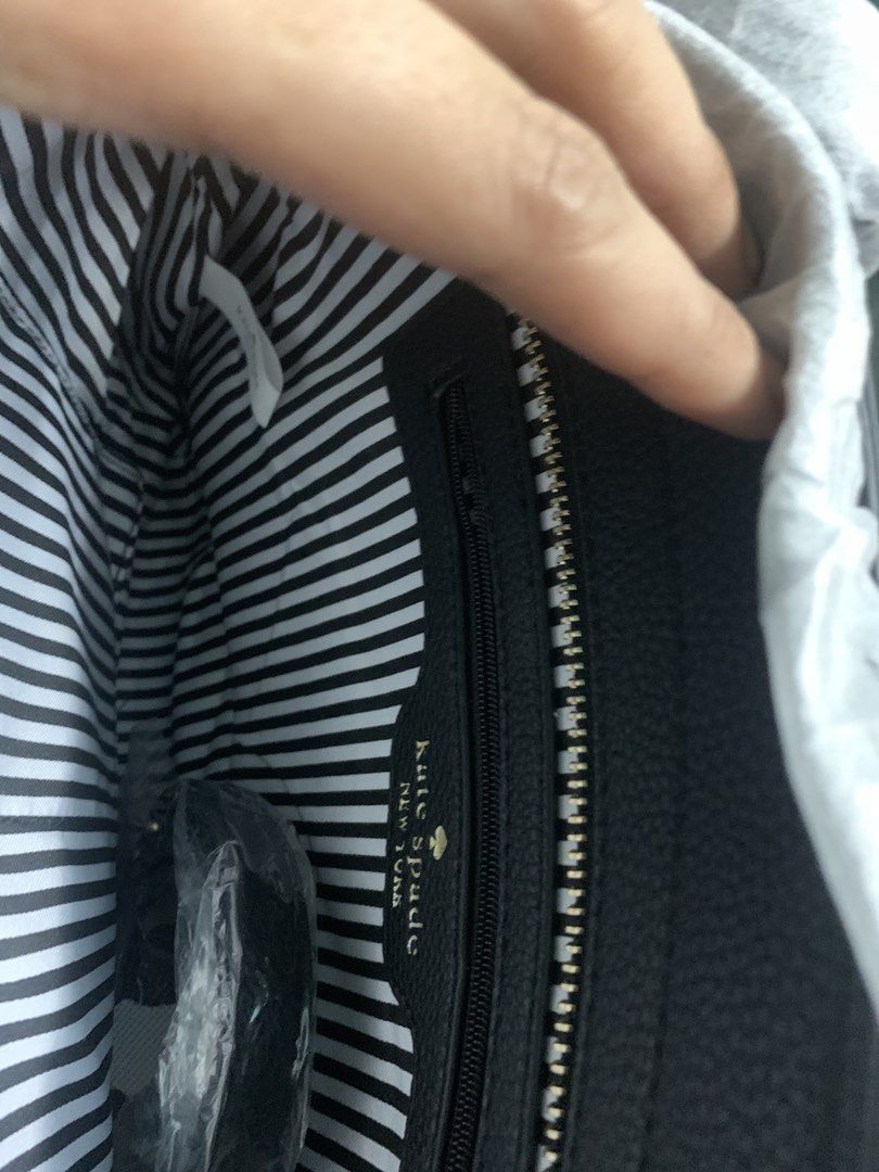 kate spade (Category: Tote Bags) located in Manila. Submitted by krysven0527 (Listing ID 1458553935, Image 3). Description: brandnew pa may mga kunti nga lang bakbak pero ndi mamal.