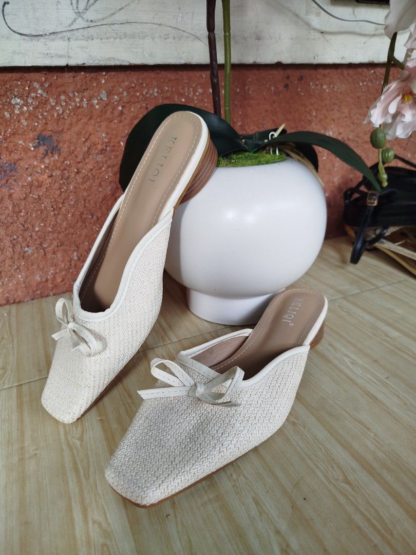 KELIQI White Woven Square Toe Bow Mules (Category: Flats & Sandals) located in Cabuyao City. Submitted by elaine.toqz (Listing ID 1458544432, Image 2). Description: - White woven mules - Adorable bow detail on the toe - Trendy square toe design - Comfortable low block heel - Easy slip-on style - Versatile for casual or dressed-up outfits.