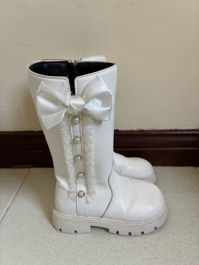 Kids White Boots (Category: Babies & Kids Fashion) located in Lapu Lapu. Submitted by curated.buys (Listing ID 1458536390, Image 2). Description: White Boots with soft lining Size 17cm.
