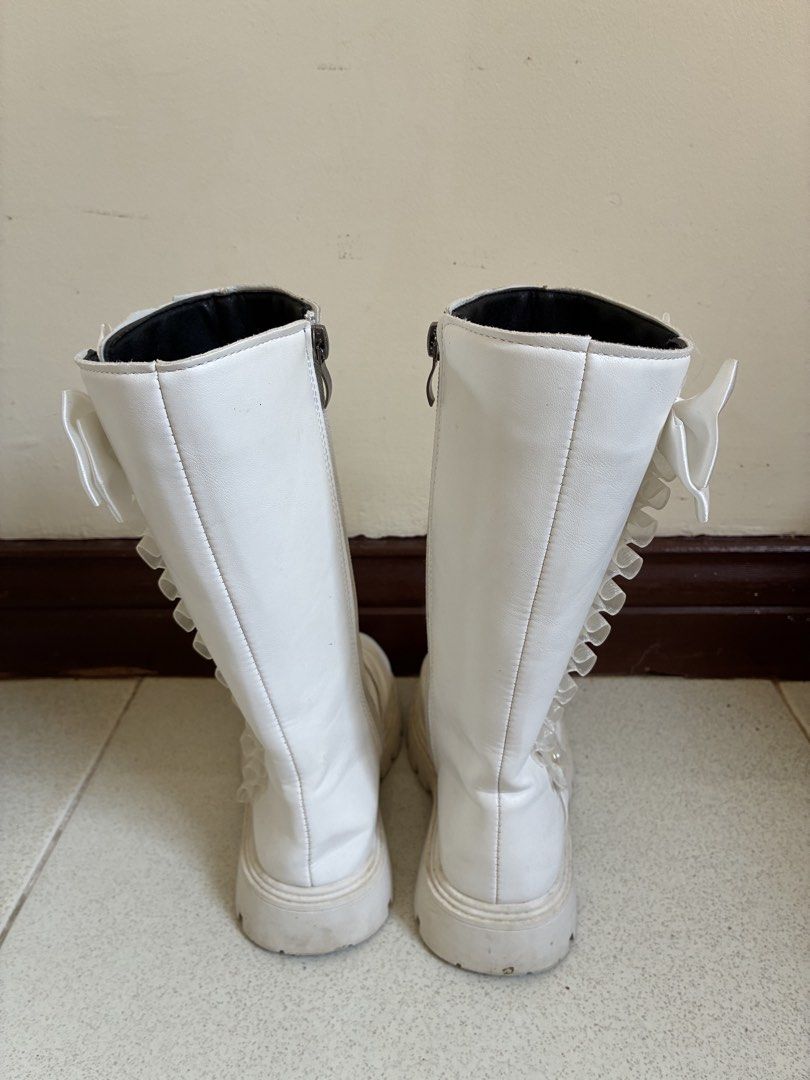 Kids White Boots (Category: Babies & Kids Fashion) located in Lapu Lapu. Submitted by curated.buys (Listing ID 1458536390, Image 3). Description: White Boots with soft lining Size 17cm.