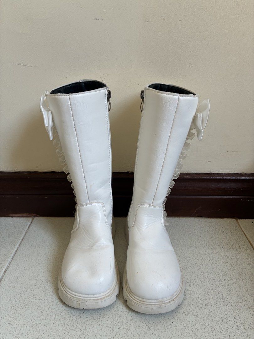 Kids White Boots (Category: Babies & Kids Fashion) located in Lapu Lapu. Submitted by curated.buys (Listing ID 1458536390, Image 1). Description: White Boots with soft lining Size 17cm.