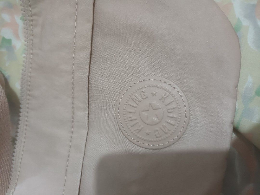 kipling （分類：手袋及銀包）位於 Hong Kong。 由 ggitt 提交（商品編號 1458537784，圖片 3）。簡介： 近全新，順豐到付。