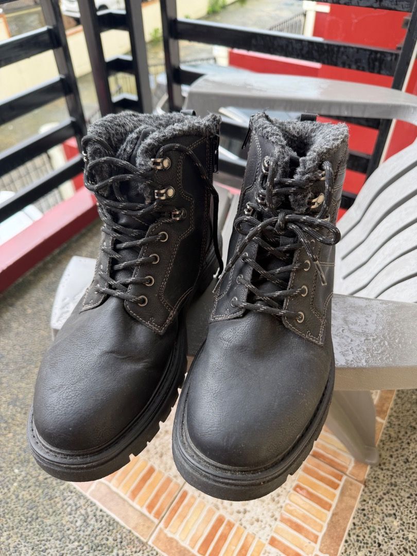 Landrover Black Winter Boots with Fur Lining (Category: Boots) located in Manila. Submitted by transbox (Listing ID 1458548444, Image 2). Description: - Brand: Landrover - Color: Black - Style: Winter Boots - Features: Warm fur lining, lace-up front, side zipper for easy wear, durable sole - Ideal for: Cold weather conditions - Not thrifted.