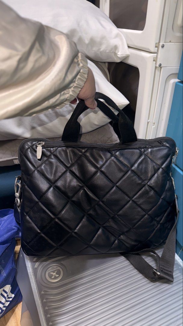 Laptop Bag Quilted C&K (Category: Laptop Bags & Sleeves) located in Caloocan City. Submitted by leslieannemnl (Listing ID 1458544168, Image 3). Description: Laptop Bag Can fit 14 inches Laptop.