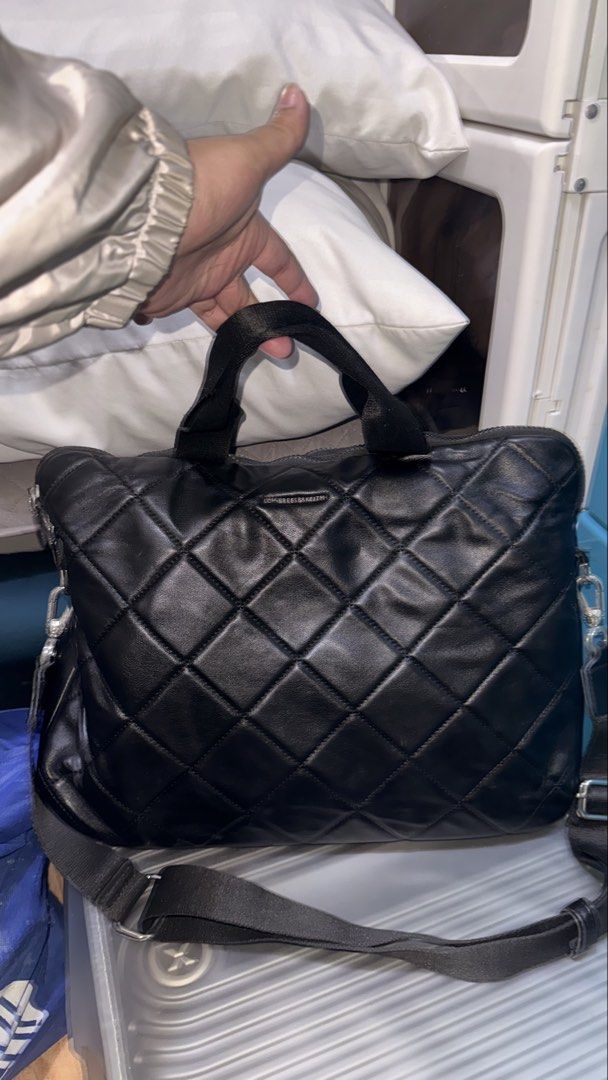 Laptop Bag Quilted C&K (Category: Laptop Bags & Sleeves) located in Caloocan City. Submitted by leslieannemnl (Listing ID 1458544168, Image 1). Description: Laptop Bag Can fit 14 inches Laptop.