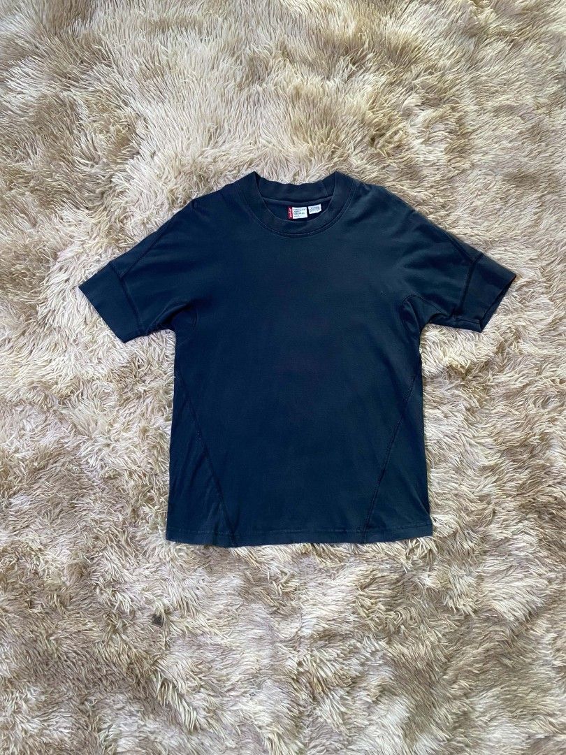 Levi's Engineered Jeans T-shirt Medium (Category: Tshirts & Polo Shirts ) located in San Fernando. Submitted by cris.lloyd34 (Listing ID 1458630974, Image 1). Description: - Dark navy Levi's t-shirt - From the Engineered Jeans line - Made in Macau - Size Medium - Material: Cotton and polyurethane blend - Features unique seam details on sides and sleeves - Ideal for casual, everyday wear.