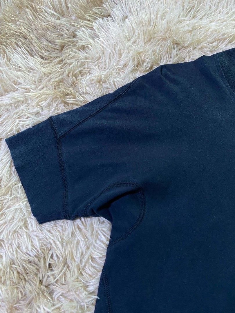 Levi's Engineered Jeans T-shirt Medium (Category: Tshirts & Polo Shirts ) located in San Fernando. Submitted by cris.lloyd34 (Listing ID 1458630974, Image 3). Description: - Dark navy Levi's t-shirt - From the Engineered Jeans line - Made in Macau - Size Medium - Material: Cotton and polyurethane blend - Features unique seam details on sides and sleeves - Ideal for casual, everyday wear.