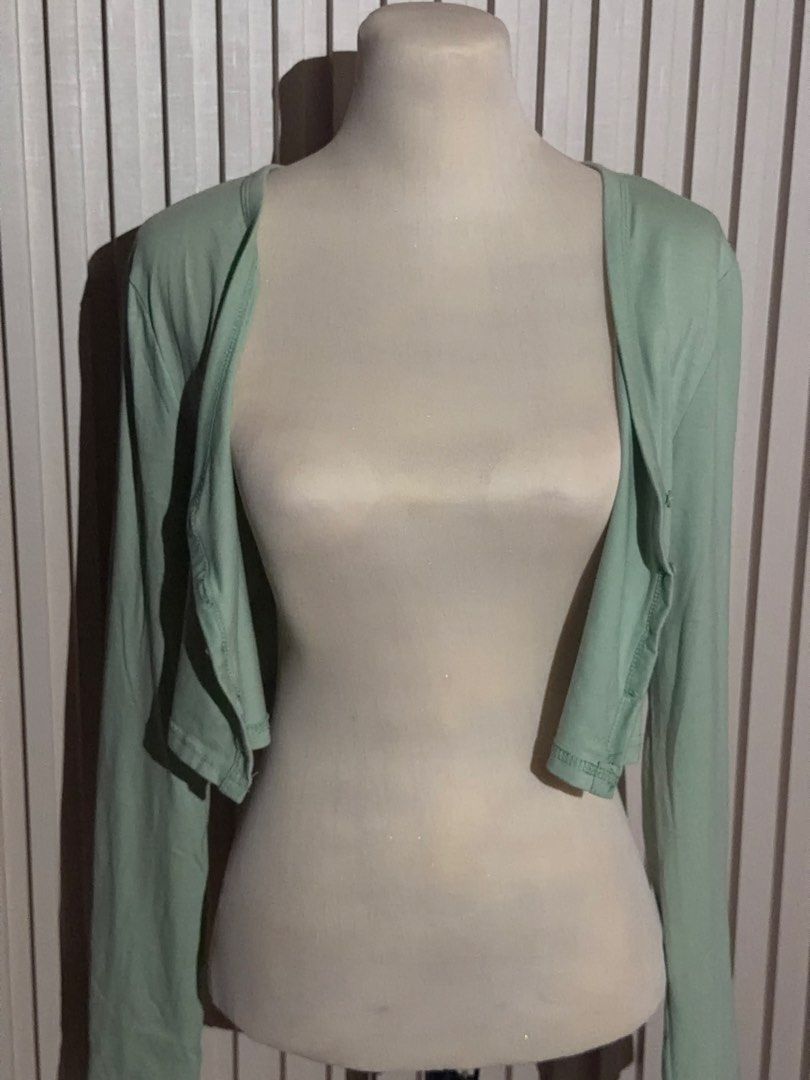 Light Green Cropped Button-Up Cardigan (Category: Coats, Jackets and Outerwear) located in Urdaneta. Submitted by enhalover3000 (Listing ID 1458684139, Image 2). Description: - Light green cropped cardigan - Long sleeves with V-neckline - Buttons up the front (wear open or closed) - Soft and comfortable material - Ideal for layering over tops or dresses - Versatile addition to your wardrobe - S to M.