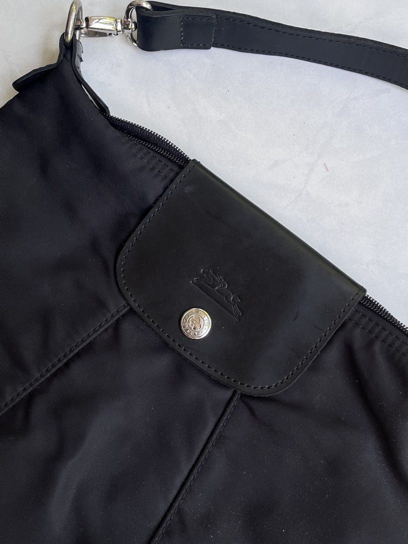 Long Champ Bag (Category: Luxury Bags & Wallets) located in Matanao. Submitted by eyyymar (Listing ID 1458522814, Image 3). Description: -Excellent Condition -Great match for the ootd of girlies -Issue: It’s in the leather part. See Last picture for reference ..