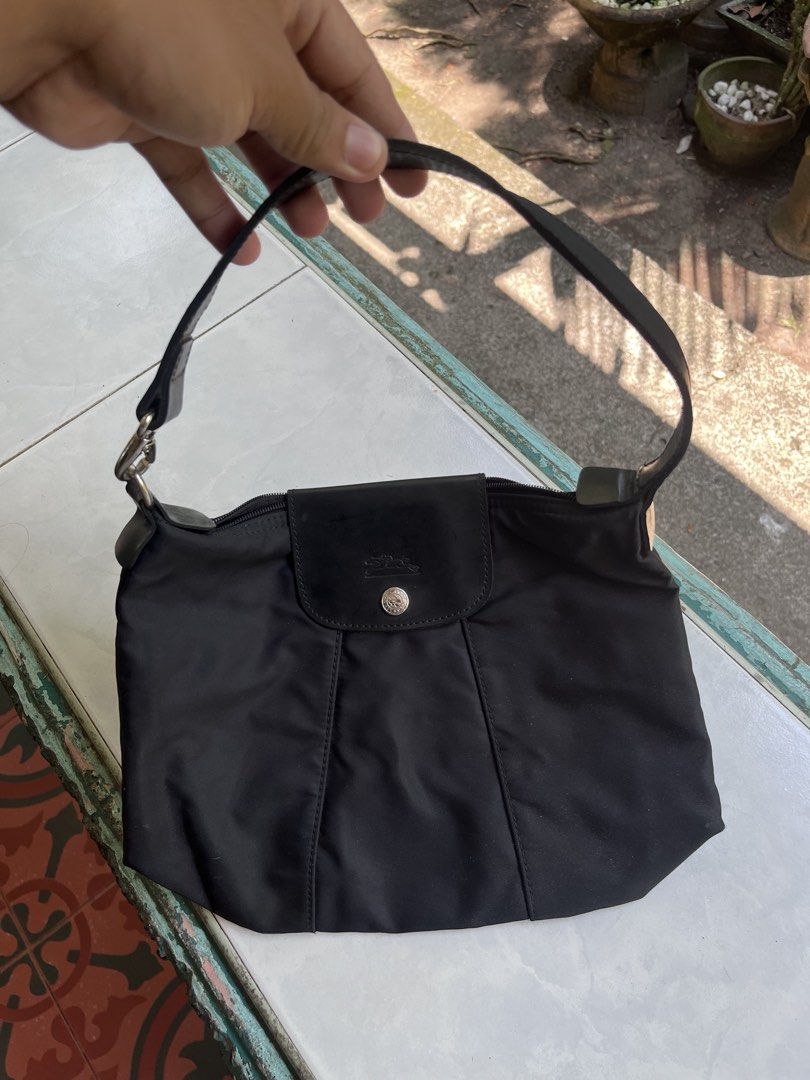 Long Champ Bag (Category: Luxury Bags & Wallets) located in Matanao. Submitted by eyyymar (Listing ID 1458522814, Image 1). Description: -Excellent Condition -Great match for the ootd of girlies -Issue: It’s in the leather part. See Last picture for reference ..