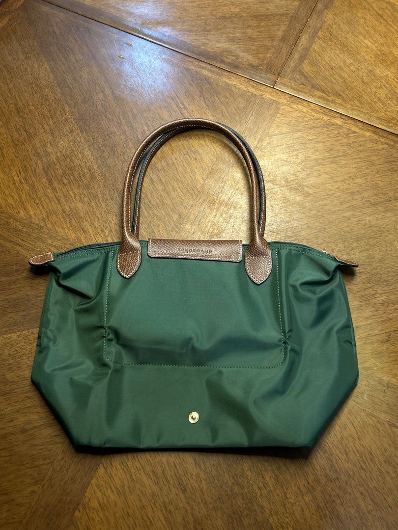 Longchamp Le Pliage Vert Anglais (Category: Tote Bags) located in Quezon City. Submitted by luxurybyluci (Listing ID 1458501228, Image 3). Description: Longchamp Le Pliage Vert Anglais Medium 7,000 with sling with inclusion authentic .