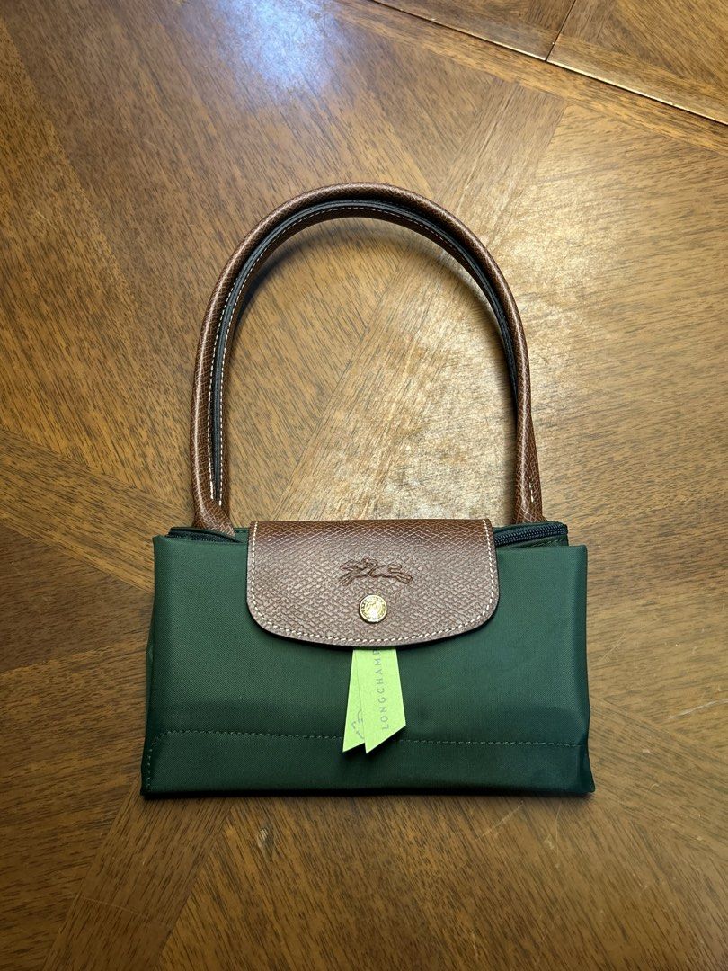 Longchamp Le Pliage Vert Anglais (Category: Tote Bags) located in Quezon City. Submitted by luxurybyluci (Listing ID 1458501228, Image 1). Description: Longchamp Le Pliage Vert Anglais Medium 7,000 with sling with inclusion authentic .