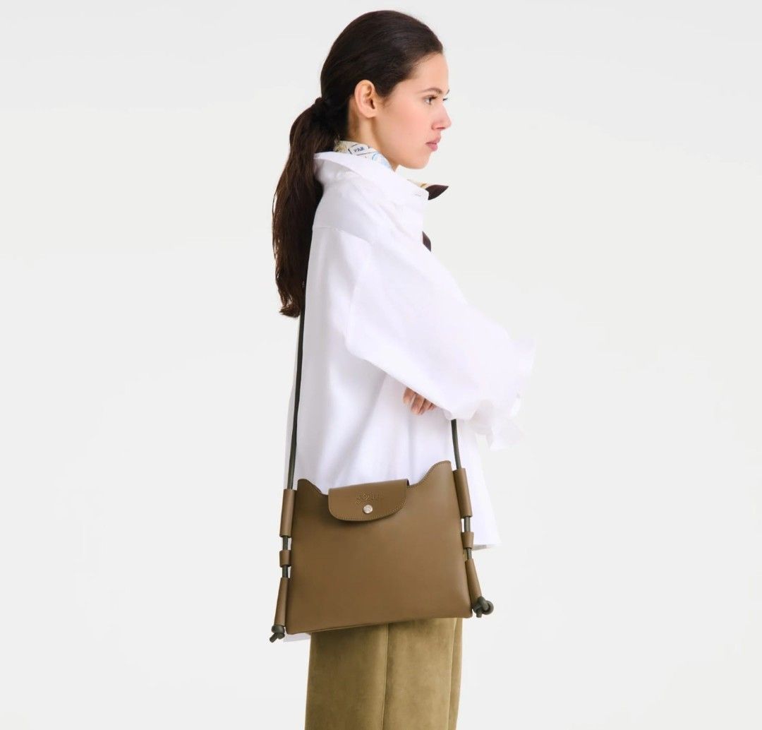Longchamp Pliage Xtra Crossbody Bag S 軟牛皮斜背袋 （分類：手袋及銀包）位於 Hong Kong。 由 cph.store 提交（商品編號 1458526419，圖片 2）。簡介： Fabric : Cow leather Colors : Black/Gray/Oliver brown size : 21x15.5x1cm packing : Dust Bag。