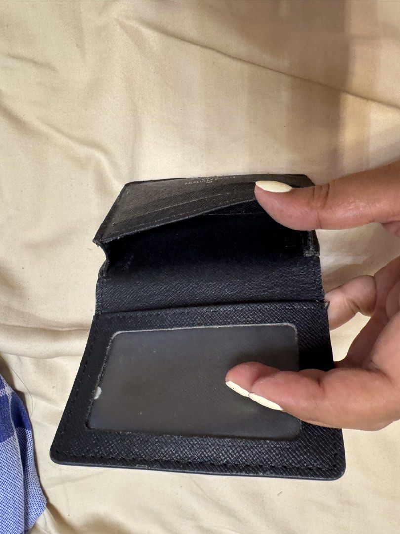 Louis Vuitton Damier Graphite Card Holder (Category: Luxury Bags & Wallets) located in Legazpi City. Submitted by grechaganda (Listing ID 1458593111, Image 2). Description: -Card Holder - Damier Graphite Canvas -card slots - Clear ID window - Some signs of wear on the interior.