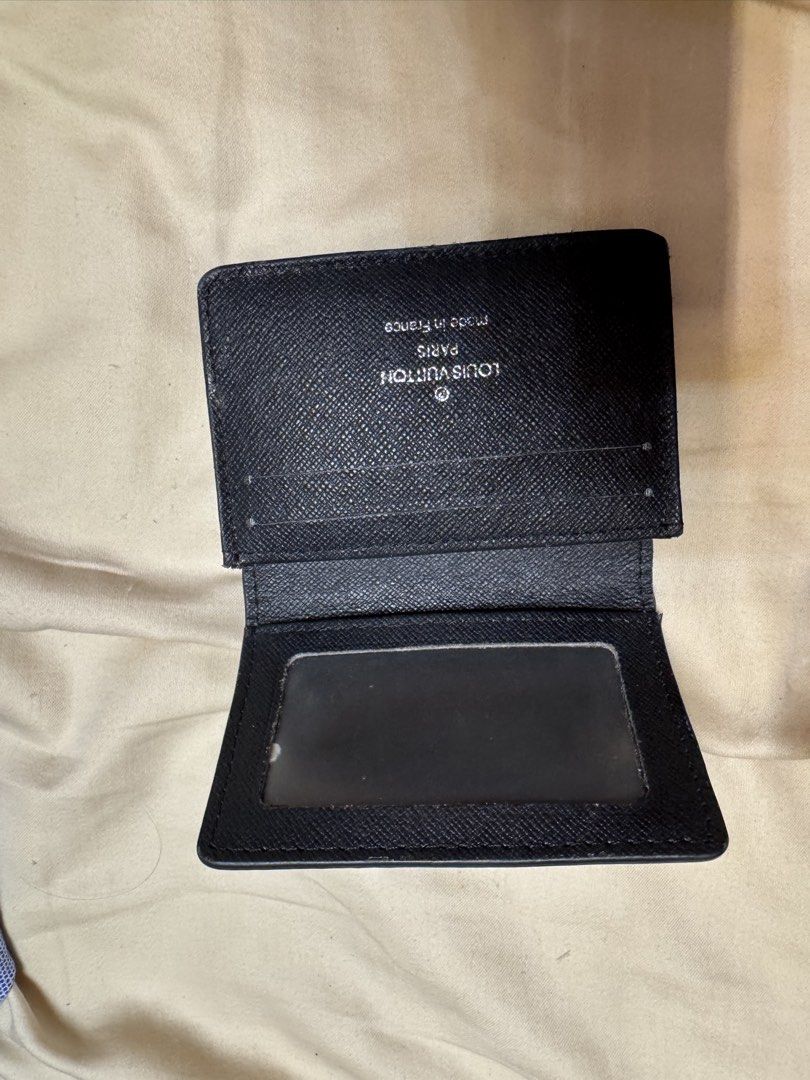 Louis Vuitton Damier Graphite Card Holder (Category: Luxury Bags & Wallets) located in Legazpi City. Submitted by grechaganda (Listing ID 1458593111, Image 3). Description: -Card Holder - Damier Graphite Canvas -card slots - Clear ID window - Some signs of wear on the interior.