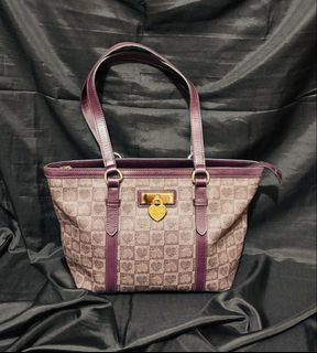 (Category: ) located in . Submitted by dr_tess_fashion_house (Listing ID 1458671046, Image 1). Description: .