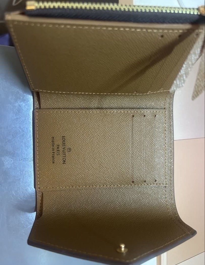 LV 三摺銀包 （分類：手袋及銀包）位於 Hong Kong。 由 asxxyyy.q 提交（商品編號 1458660368，圖片 3）。簡介： 入面有卡位同散紙位。細細個好方便帶出街。 只可以SF到付 冇盒 提一提返！！！ 只係網上買嚟自用，不過覺得老花有啲顯老 介意勿買。