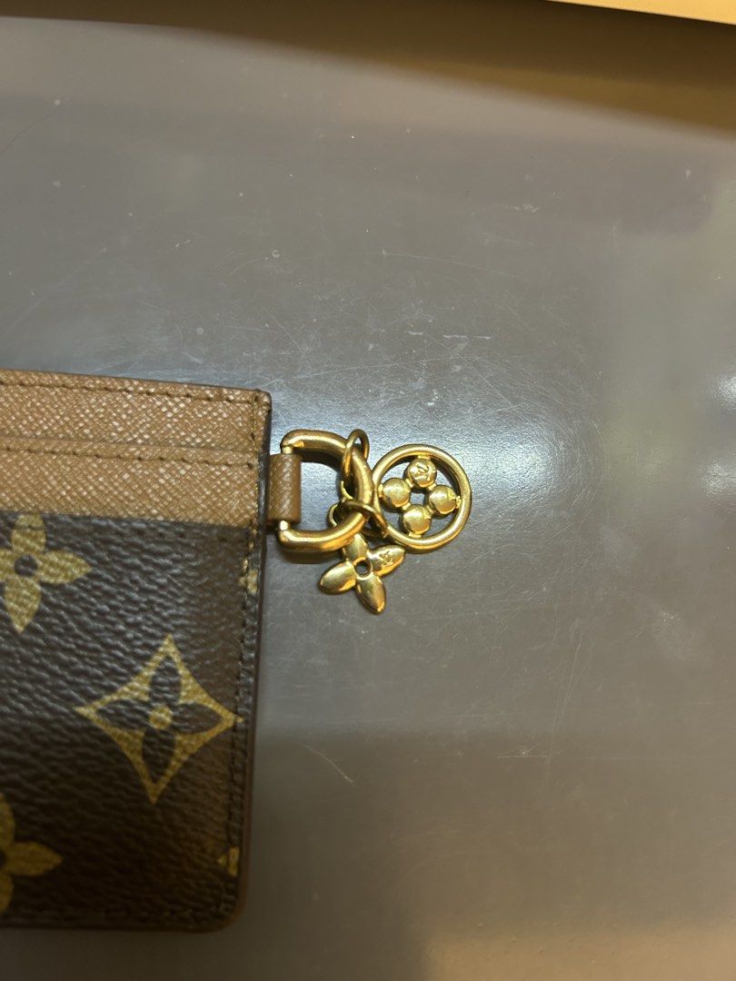 LV 卡片套連小掛飾 （分類：手袋及銀包）位於 Hong Kong。 由 asxxyyy.q 提交（商品編號 1458660748，圖片 3）。簡介： LV 經典款卡片套，啡色配米色。有幾個卡位，好夠用。側邊有個金色小掛飾，好靚。可以扣喺袋度，或者單獨用都得。 只可以SF到付 冇盒 提一提返！！！ 只係網上買嚟自用，不過覺得老花有啲顯老 介意勿買。