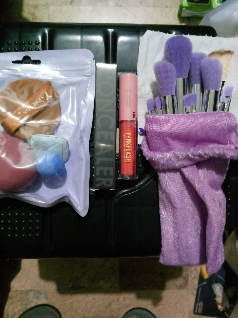 Makeup brush beauty blender powder puff sponge lipgloss concealer set bundle (Category: Makeup) located in Manila. Submitted by spiritfire001 (Listing ID 1458499659, Image 2). Description: Brand new lahat never been used, sobra ng bili, two sets available, pwede pangregalo or giveaway Per set includes: -4pc sponge set -13pcs brush set -1pc focallure concealer (available #01, #02, #04 pili kayo) -1pc pinkflash lipgloss Payment first thru Gcash Shi