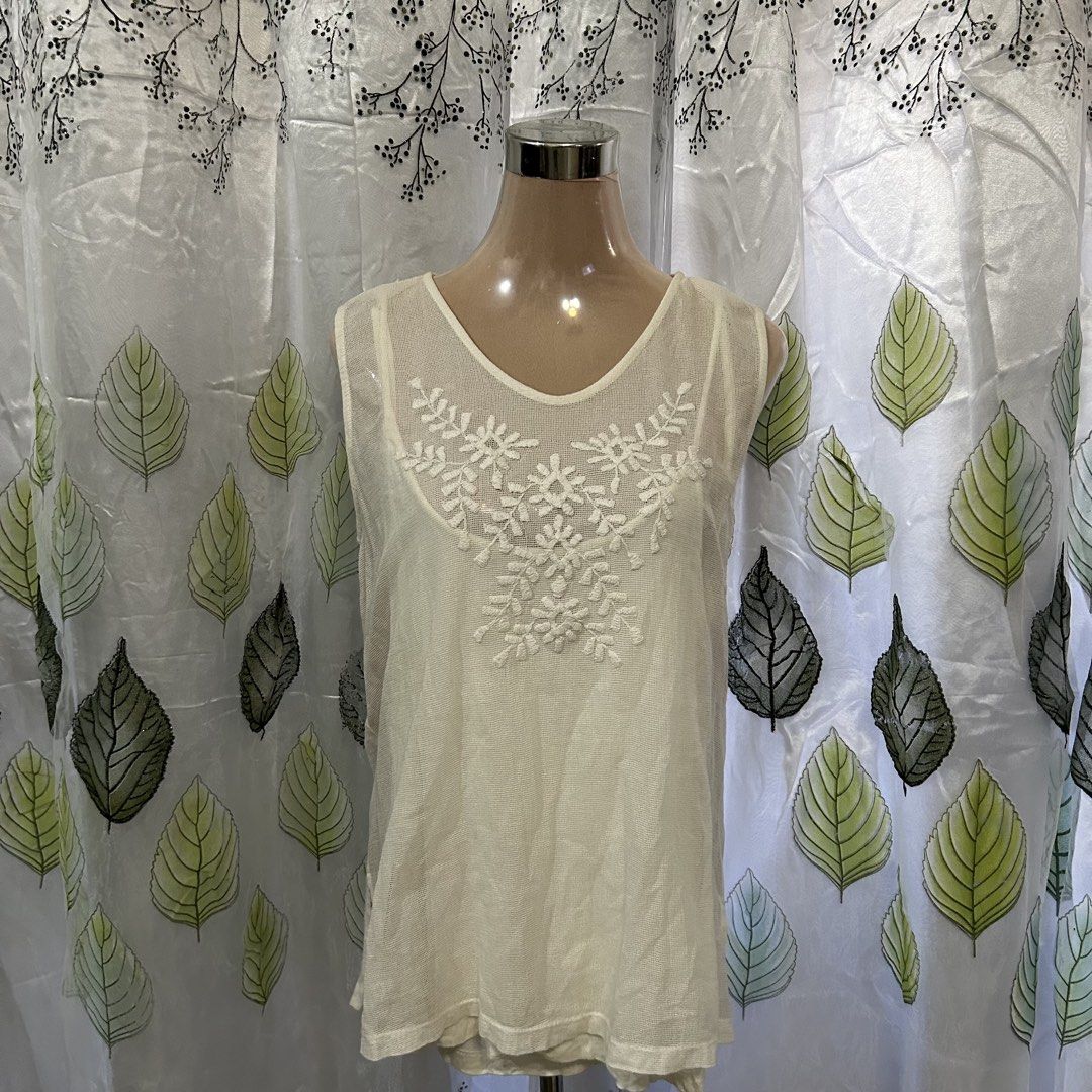 Mango Sleeveless Blouse (Category: Blouses) located in San Pedro. Submitted by clothesyph (Listing ID 1458640212, Image 1). Description: ⊹ preloved — in good condition ⊹ size: fits medium to large check out my listings for more items! ▫️payment: gcash / bank transfer ▫️delivery: j&t / lalamove (can ship from bgc or san pedro, laguna).