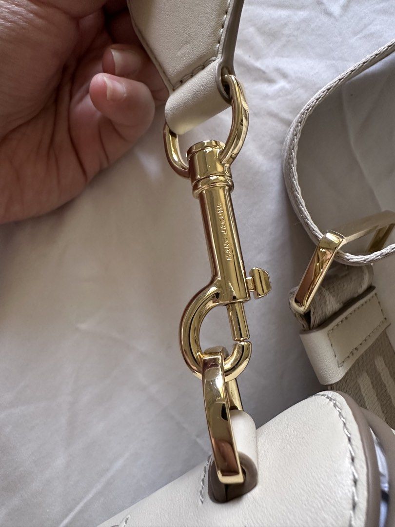 Marc Jacobs white Saddle Bag (Category: Cross-body Bags) located in Pasig City. Submitted by xxserendipityxx (Listing ID 1458543615, Image 2). Description: Never been used. Rfs: not my type.