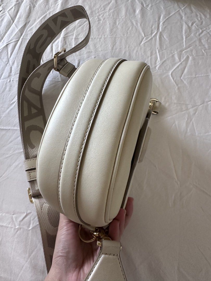 Marc Jacobs white Saddle Bag (Category: Cross-body Bags) located in Pasig City. Submitted by xxserendipityxx (Listing ID 1458543615, Image 3). Description: Never been used. Rfs: not my type.