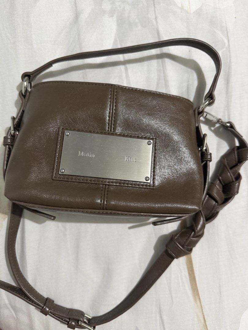Matin Kim Handle Mini Crossbody Bag brown （分類：多用途袋）位於 Hong Kong。 由 vvvvviiiii03243 提交（商品編號 1458639444，圖片 1）。簡介： 。