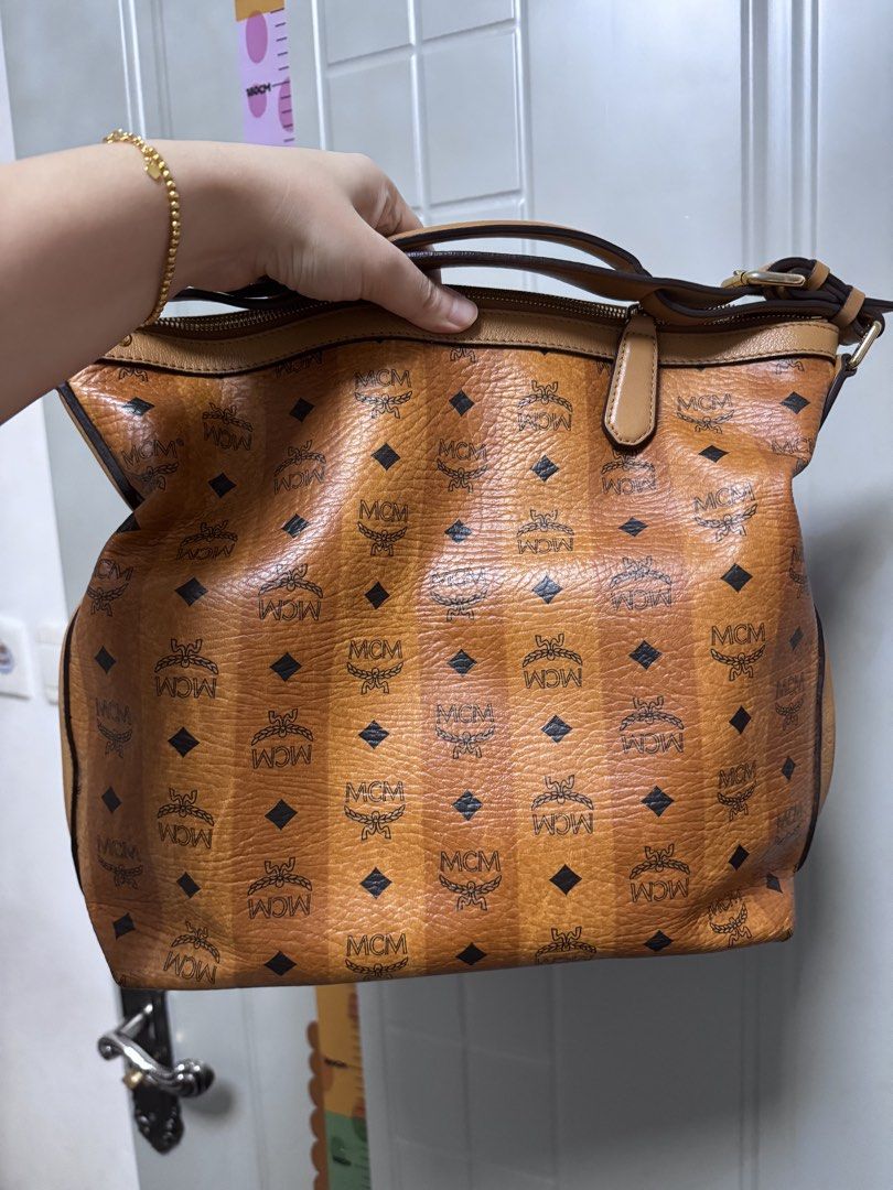 MCM Hobo Bag （分類：手袋及銀包）位於 Hong Kong。 由 sofiiiiiiscute 提交（商品編號 1458671120，圖片 2）。簡介： 容量大，可單肩背或斜挎（附帶原裝全新斜挎背帶）。