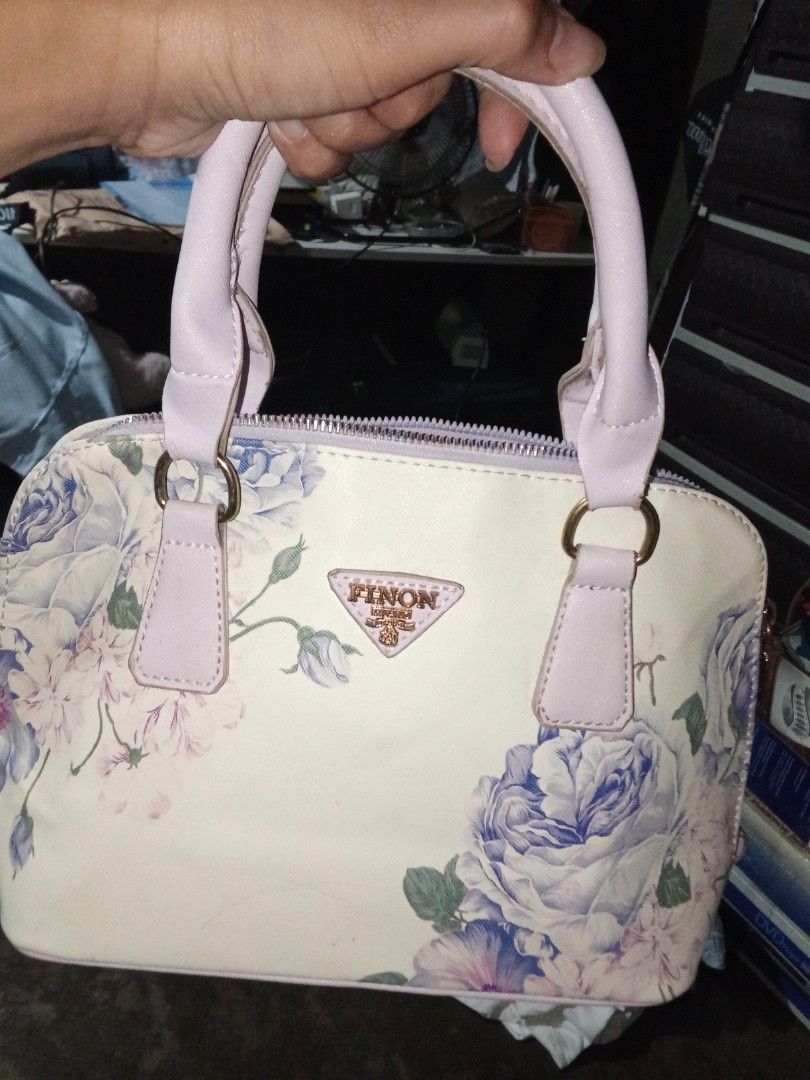 Medium Handbag (Category: Beach Bags) located in Antipolo. Submitted by vintagefinds_cx (Listing ID 1458519981, Image 2). Description: Elegant looking handbag for sale.