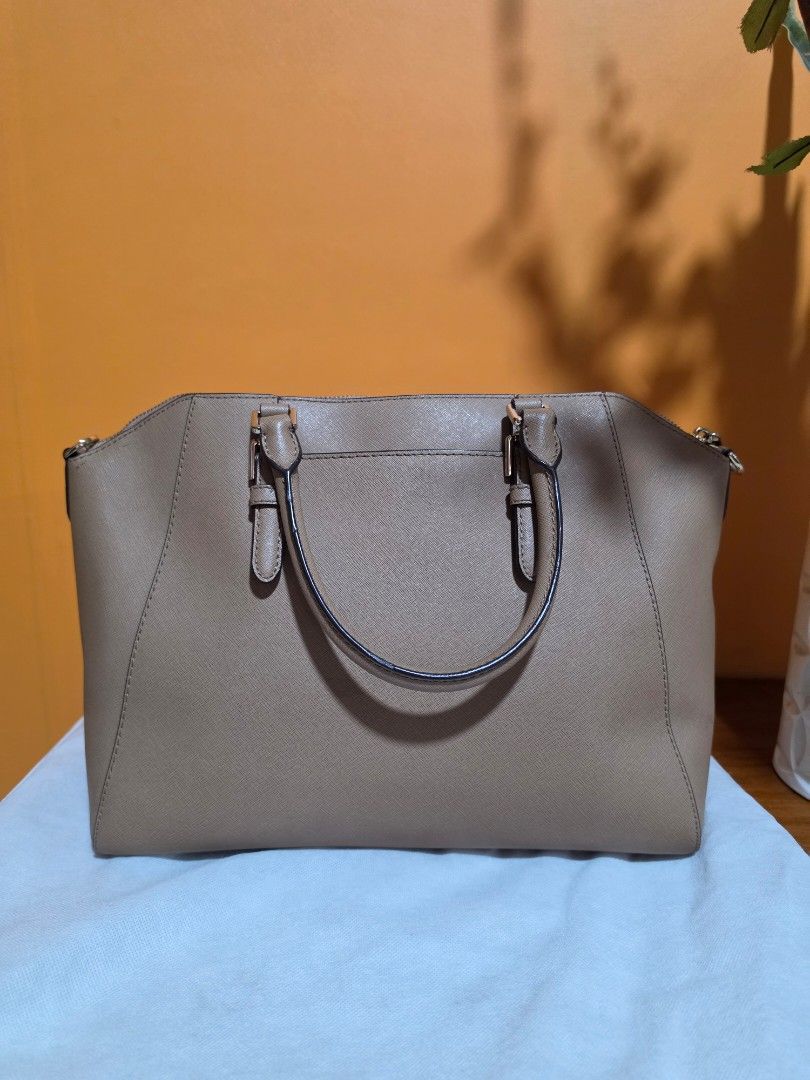 Michael Kors Tote Bag (Category: Luxury Bags & Wallets) located in Pasig City. Submitted by miamendoza30 (Listing ID 1458529438, Image 3). Description: - Authentic Michael Kors tote bag in a Khaki color. - Crafted from genuine leather for a luxurious feel. - Elegant gold-tone hardware details. - Secure zipper closure to keep your belongings safe. - Comfortable top handles for easy carrying. - Includes a stylish Michael Kors charm. - Perfect for d