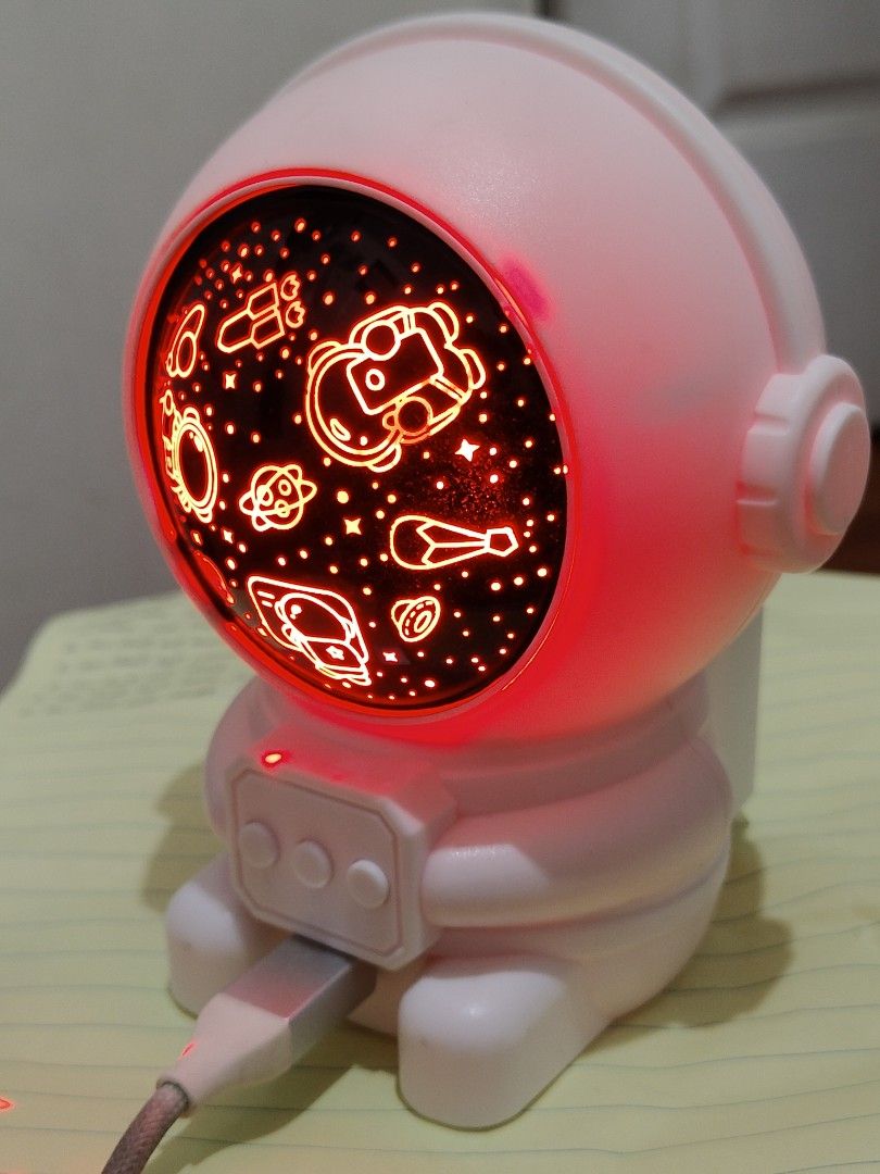 Mr DIY Battery Projector Light Model: BMOL4000 (Category: Lighting) located in Manila. Submitted by luniverse_ph (Listing ID 1458687172, Image 3). Description: led changing of few colors and rotational machanism.