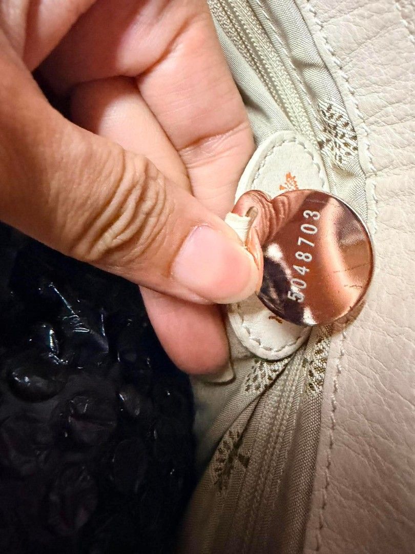 Mulberry Alexa small (Category: Luxury Bags & Wallets) located in Passi. Submitted by janbelisario (Listing ID 1458678876, Image 3). Description: Well used condition small size Rose gold hardware GUARANTEED ORIGINAL NO inclusion mu.