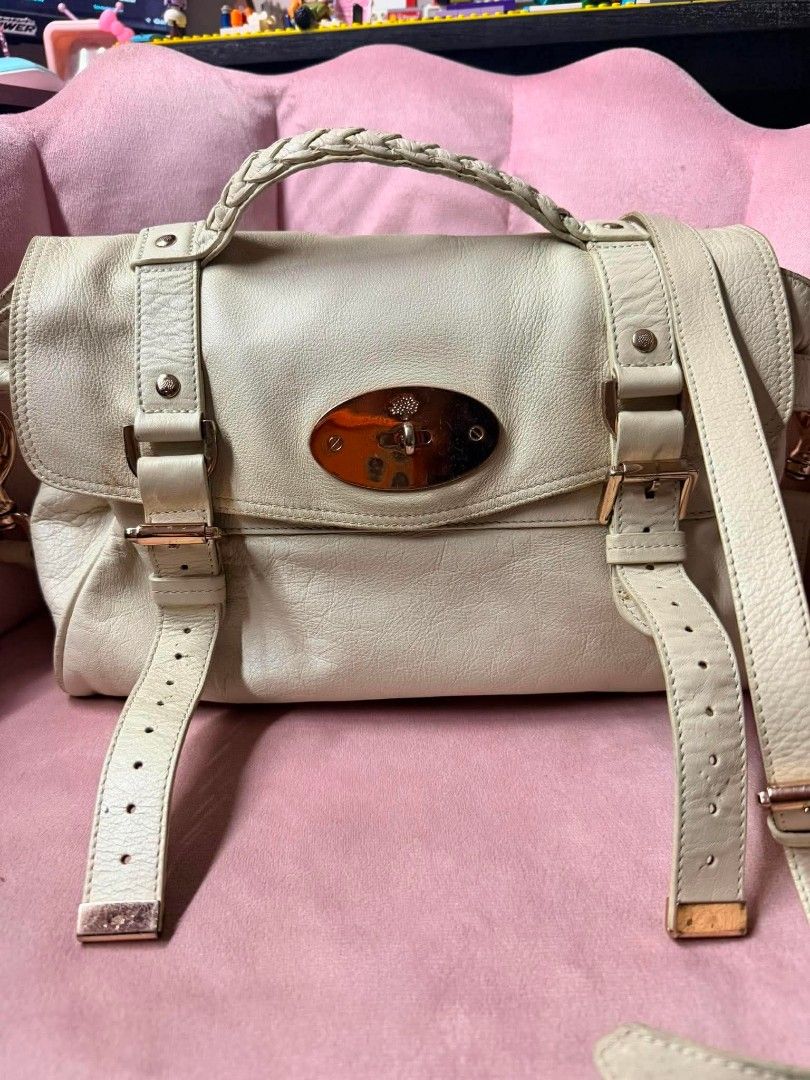 Mulberry Alexa small (Category: Luxury Bags & Wallets) located in Passi. Submitted by janbelisario (Listing ID 1458678876, Image 1). Description: Well used condition small size Rose gold hardware GUARANTEED ORIGINAL NO inclusion mu.