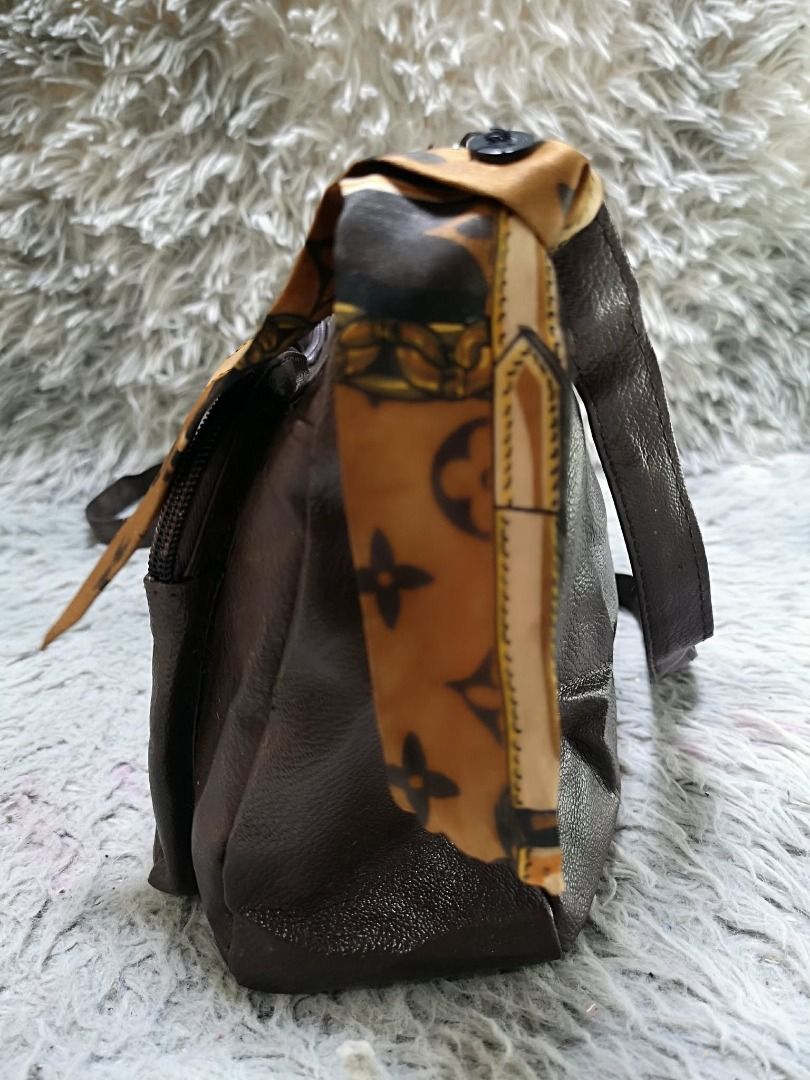 Multi Pocket Leather Crossbody Bag (Category: Cross-body Bags) located in Santa Cruz. Submitted by jmy_surplus.2 (Listing ID 1458563238, Image 3). Description: Size ; L - 8 W - 12.4 Color ; Dark brown Type ; Crossbody Bag Brand ; No brand Material ; Leather Style ; Dark brown leather crossbody Bag LR 168 JMY 5 Batch #216.