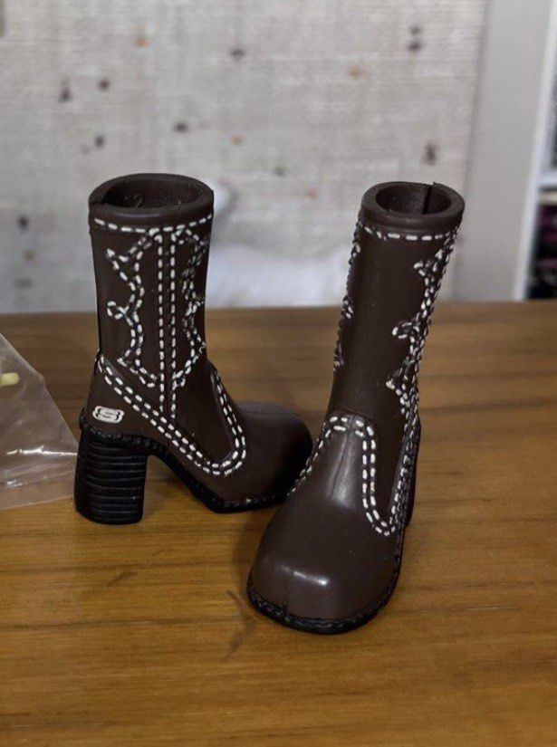 My scene skechers boots (Category: Boots) located in Manila. Submitted by missbambi0731 (Listing ID 1442622528, Image 1). Description: My scene Skechers boots 200 .